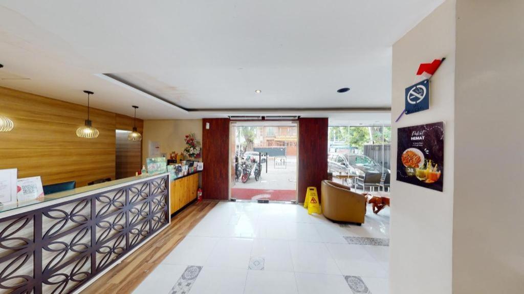 Life Puri Hotel Surabaya Gubeng Esterno foto