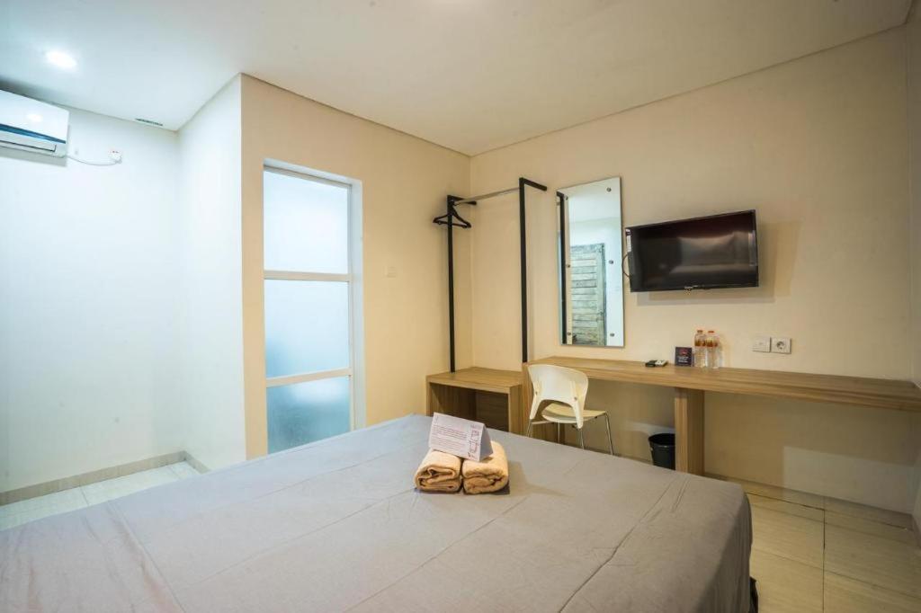 Life Puri Hotel Surabaya Gubeng Esterno foto