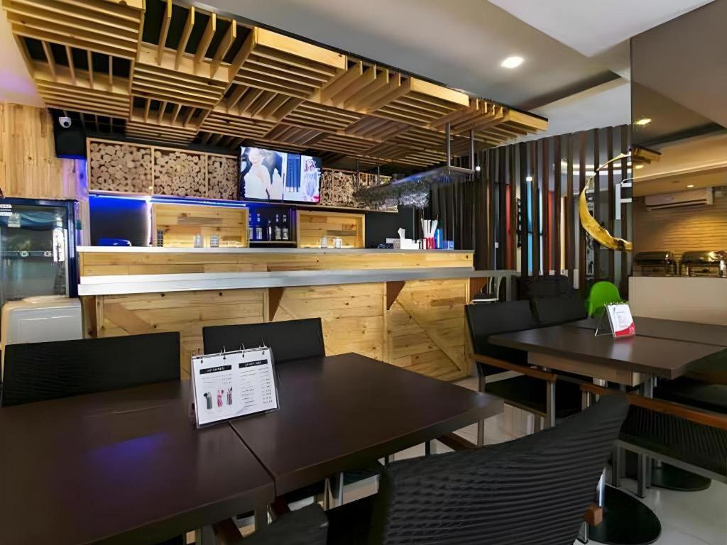 Life Puri Hotel Surabaya Gubeng Esterno foto