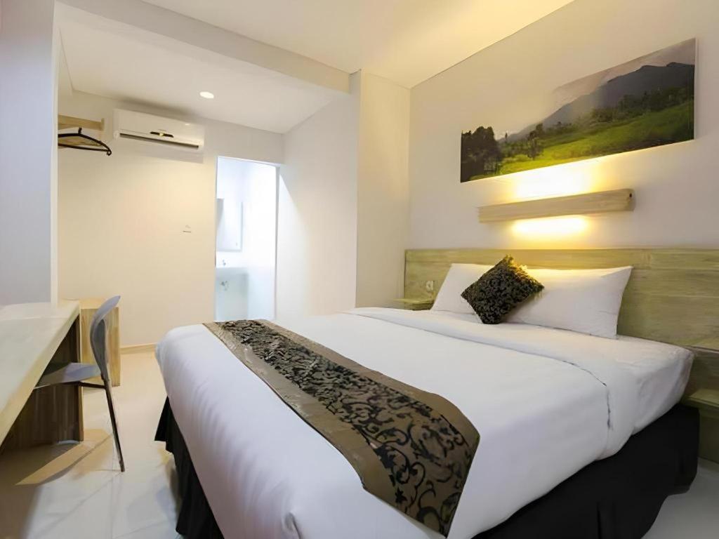 Life Puri Hotel Surabaya Gubeng Esterno foto