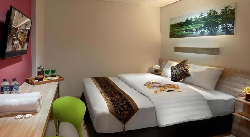 Life Puri Hotel Surabaya Gubeng Esterno foto