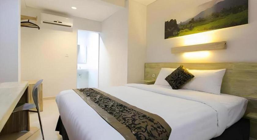 Life Puri Hotel Surabaya Gubeng Esterno foto