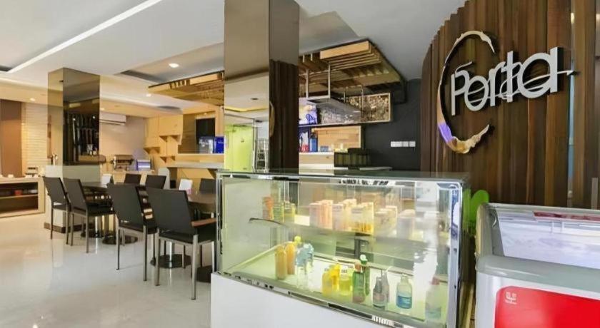 Life Puri Hotel Surabaya Gubeng Esterno foto