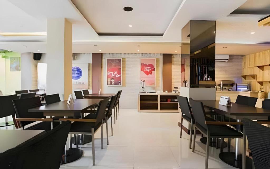 Life Puri Hotel Surabaya Gubeng Esterno foto