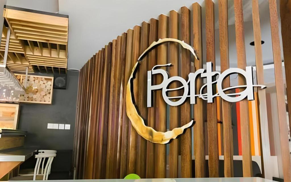 Life Puri Hotel Surabaya Gubeng Esterno foto